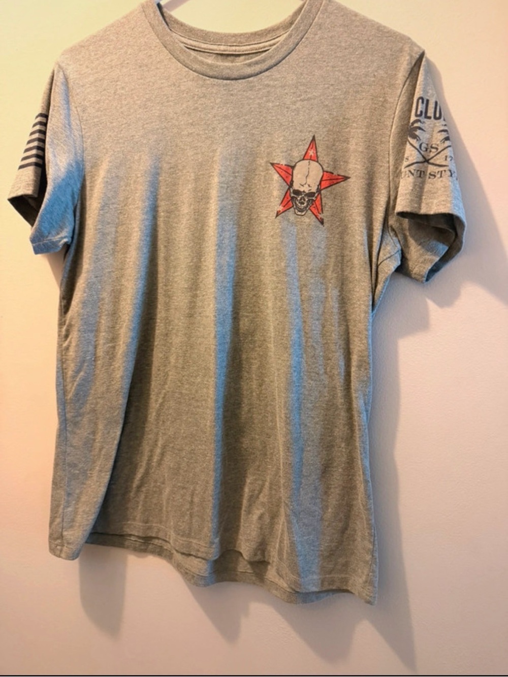 Grunt Style Gray Short Sleeve Tee with Red Star Skull Chest Graphic